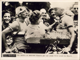 TOUR DE FRANCE 1935  PHOTO PARIS SOIR    ....... Leducq Et Speicher Fleuris Pas Une Jeune Fille - Ciclismo