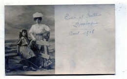 Carte Photo D'une Femme élégante Avec Sa Petite Fille élégante Posant Dans Un Studio Photo En 1908 - Persone Anonimi
