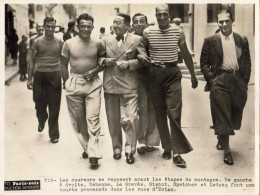 TOUR DE FRANCE 1935  PHOTO PARIS SOIR    .......Les Coureurs Se Reposent Avant Les étapes De Montagne - Cyclisme