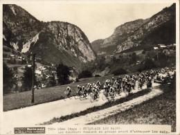 TOUR DE FRANCE 1935  PHOTO PARIS SOIR    .......6ème étape Évian Aix Les Bains Les Coureurs Roulent En Groupe - Ciclismo