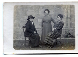 Carte Photo De Trois Femmes élégante Posant Dans La Cour De Leurs Maison Vers 1920 - Persone Anonimi