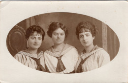 Carte Photo De Trois Jeune Femmes élégante Posant Dans Un Studio Photo Vers 1910 - Personnes Anonymes