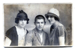 Carte De Deux Jeune Filles élégante Avec Un Jeune Garcon élégant Posant Dans Un Studio Photo Vers 1930 - Personnes Anonymes