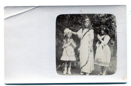 Carte Photo De Trois Petite Fille élégante Déguisé Dans Leurs Jardin Vers 1914 - Personnes Anonymes