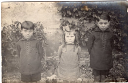 Carte Photo D'une Petite Fille élégante Avec Deux Petit Garcon Posant Dans La Cour De Leurs Maison En 1926 - Persone Anonimi