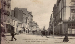 SAINT-NAZAIRE ( LOIRE ATLANTIQUE )  RUE AMIRAL-COURBET .AU LOIN , PAQUEBOT QUITTANT LE PORT  ( LEGERE ROUSSEUR EN HAUT ) - Saint Nazaire