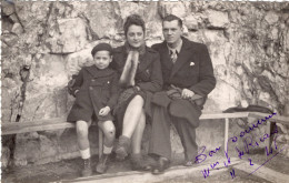 Carte Photo D'une Famille élégante Assise Dans Une Grotte A Chateaurenard En 1945 - Personnes Anonymes