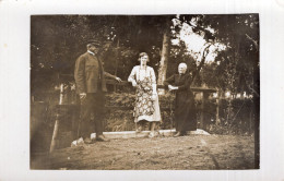 Carte Photo D'une Famille Posant Sur Un Pont Devant Leurs Maison Vers 1930 - Personnes Anonymes