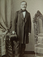 Photo Cdv Danguy à Paris - Homme En Pied, Haut De Forme à La Main, Second Empire, Circa 1865 L436 - Anciennes (Av. 1900)