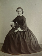 Photo Cdv J. Renaud à Clermont Ferrand - Femme Assise, Décor Très Sobre, Second Empire, Circa 1865 L432 - Alte (vor 1900)