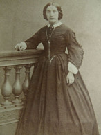 Photo Cdv C. Richard, Genève - Femme Posant Contre Une Ballustrade, Circa 1865 L432 - Alte (vor 1900)