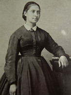 Photo Cdv Jacques Garcin à Lyon - Jeune Femme Prenant La Pose, Second Empire , Circa 1865 L432 - Alte (vor 1900)