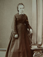 Photo Cdv Th. Schahl à Dijon - Jeune Fille En Pied, Souer De Gabriel Chamagne, Circa 1870-75 L436 - Antiche (ante 1900)