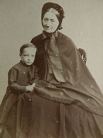 Photo Cdv  Anonyme - Femme âgée Avec Coiffe Et Capeline, Et Jeune Garçon, Second Empire, Circa 1865 L432 - Alte (vor 1900)