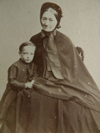 Photo Cdv  Anonyme - Femme âgée Avec Coiffe Et Capeline, Et Jeune Garçon, Second Empire, Circa 1865 L436 - Alte (vor 1900)