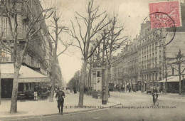 PARIS VIIe Avenue Bosquet Prise De L' Ecole Militaire Animée Commerces Colonne Morris  RV - Distrito: 07