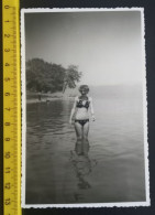 #16   Woman On Vacation - On The Beach In A Bathing Suit / Femme En Vacances - Sur La Plage En Maillot De Bain - Personnes Anonymes