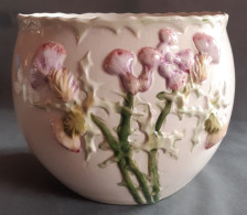 Grand Cache-pot En Barbotine, Blanche Et Fleurs En Relief. Bon état Pas De Fêle, - Autres & Non Classés