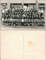 Foto  Gruppenfoto Kinder Sportler Im Stadion 1950 Privatfoto CSSR Tschechien - Portretten