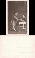 Ansichtskarte  Kind Vor Kinderstuhl, Ball - Privatfoto 1932  - Retratos