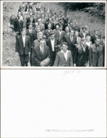 Oschersleben Gruppe Von Menschen Auf Eine Straße Durch Den Wald 1955 Privatfoto - Other & Unclassified