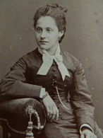 Photo CDV Schahl à Dijon  Jeune Femme Assise (Tante Helline ép. Mathieu ?)  CA  1875-80 - L436 - Ancianas (antes De 1900)