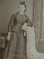 Photo CDV Fontaine à Langres  Jeune Femme Accoudée Sur Le Dossier D'un Fauteuil Fin  Sec. Emp. CA  1870 - L436 - Antiche (ante 1900)