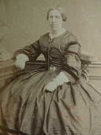 Photo CDV Le Blondel à Lille  Femme élégante Assise  Robe En Soie à Rayures  Sec. Emp. CA  1865 - L436 - Antiche (ante 1900)