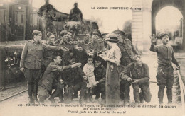 Nantes , Guerre Européenne 1914 * N°169 * Gracieuses Dames Françaises Distribuent Douceurs Aux Soldats Anglais * Gare - Nantes