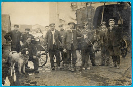 CPA Carte-Photo Gros Plan Employés Ouvriers, Cheval Dételé De Son Fourgon (Usine, Foire ?) + Un Beau Chien (voir état) - Autres & Non Classés