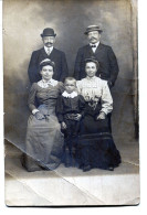 Carte Photo D'une Famille élégante Posant Dans Un Studio Photo Vers 1910 - Personnes Anonymes