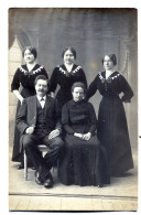 Carte Photo D'une Famille élégante Posant Dans Un Studio Photo Vers 1910 - Personas Anónimos