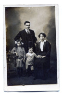 Carte Photo D'une Famille élégante Posant Dans Un Studio Photo Vers 1930 - Anonyme Personen