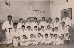 26 VALENCE  -  PHOTO MEMBRES ECOLE DE JUDO DU CLUB SPORTIF DE VALENCE  -  DECEMBRE 1960  - - Identified Persons