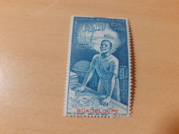 TIMBRE   GUADELOUPE   POSTE  AERIENNE    N  3    COTE  1,25   EUROS  NEUF  TRACE  CHARNIERE - Luftpost