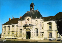 *CPM - 51 - VITRY LE FRANCOIS - L'Hôtel De Ville - 2 CV Et Autres Voitures - Vitry-le-François