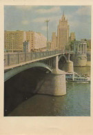 MOSCOU, LE PONT BORODINSKY ET LE GRATTE CIEL SUR LA PLACE SMOLENSKAIA COULEUR   REF  16007 - Russia