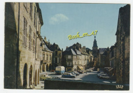 {91890} 24 Dordogne Sarlat , Rue Et Place De La Liberté , Bordées De Maisons Anciennes ; Renault 4L , Citroën DS Ami6 - Sarlat La Caneda