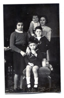 Carte Photo D'une Femme élégante Avec Ces Petit Enfant Posant Dans Un Studio Photo - Anonyme Personen