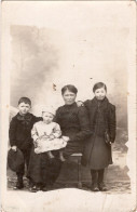 Carte Photo D'une Femme élégante Avec Ces Trois Petit Enfants Posant Dans Un Studio Photo - Anonymous Persons