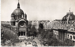 Paris, Place Saint Augustin, Voitures Peugeot, Citroën,  Renault, Simca Cabriolet - Places, Squares