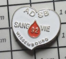 613B Pin's Pins / Beau Et Rare / ASSOCIATIONS /  DON DU SANG ADFSB WISSEMBOURG COEUR BLANC - Associazioni