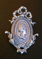 Broche Royaliste (fixation Type Pin's) "Reine Marie-Antoinette" - Spille