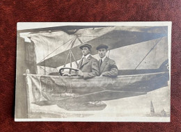 FRANCE - Carte Postale  Début XXème -  Deux Apprentis Aviateurs Prennent La Pause Dans Un Avion Dessiné Avec Un Volant - Autres & Non Classés