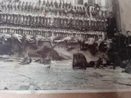 SINCENY  2 GRANDS  CADRES UNE PHOTO DE CHASSE  EN 1930  ET UNE DU CAFE COSSON FREZZA MARIZELLE SINCENY - Lieux