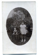 Carte Photo D'une Petite Fille élégante Avec Sa Poupée Dans Sont Jardin Vers 1930 - Personnes Anonymes