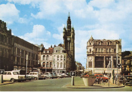 59 DOUAI AE#DC373 LA PLACE D ARMES AUTOMOBILES D EPOQUES RENAULT PEUGEOT CITROEN - Douai