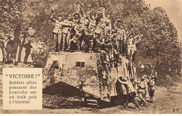 MILITARIA AF#DC705 SOLDATS ALLIES VICTORIEUX SUR UN TANK ENNEMI - Guerres - Autres