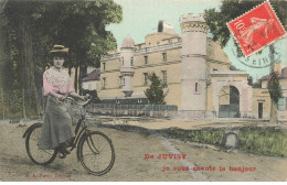 91 JUVISY AH#AL00817  JEUNE FEMME A VELO DEVANT UN MONUMENT - Juvisy-sur-Orge