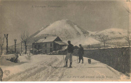 63 LE PUY DE DOME AI#DC487 DEUX SKIEURS SOUS LA NEIGE - Auvergne Types D'Auvergne